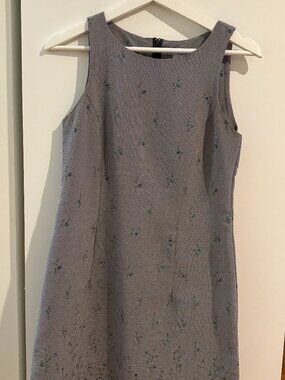 Sleeveless loose-fitting dress in grey with dainty blue/green flowers